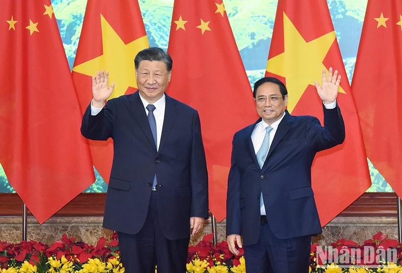 Prime Minister of the Socialist Republic of Vietnam Pham Minh Chinh (R) and General Secretary of the Communist Party of China (CPC) Central Committee and President of the People's Republic of China Xi Jinping (Photo: NDO/Tran Hai)