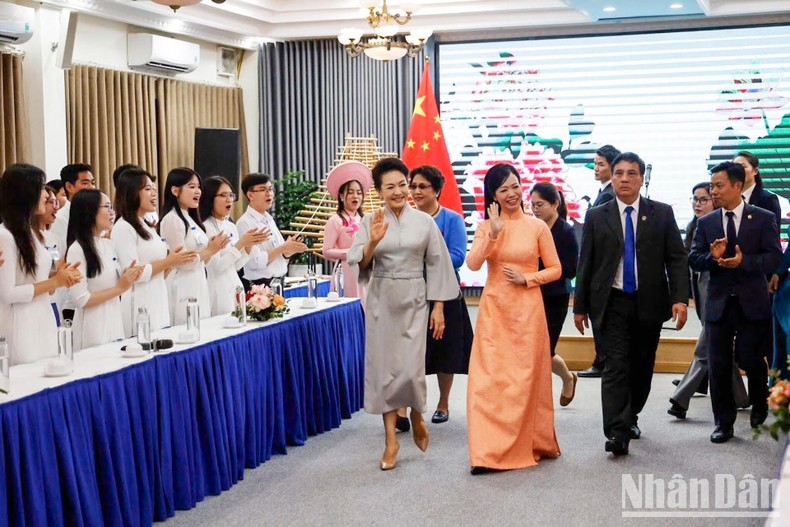 Phan Thi Thanh Tam, spouse of Vietnamese President Vo Van Thuong (first right), and Prof. Peng Liyuan, spouse of General Secretary of the Communist Party of China Central Committee and President of the People's Republic of China Xi Jinping (second right) engage in an exchange programme with students of the Vietnam National University – Hanoi. (Photo: NDO) 