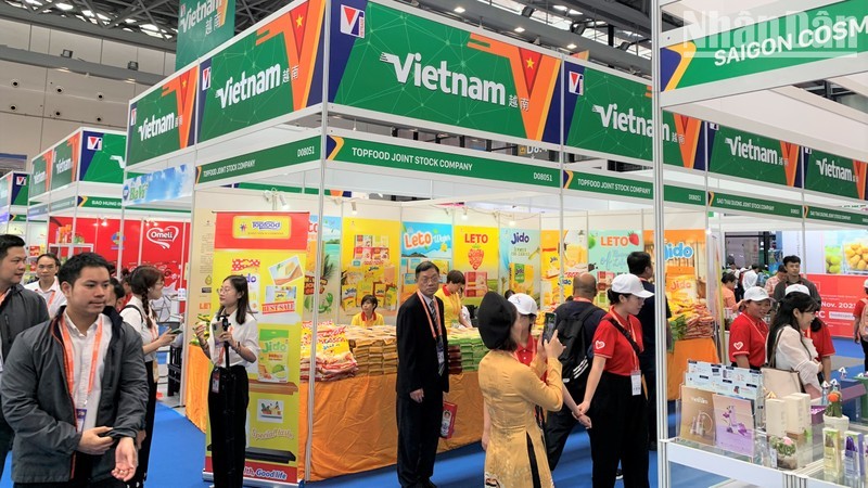 The Vietnamese booth at the China-ASEAN Expo (CAEXPO) 2023 attracts many visitors (Photo: Huu Hung)