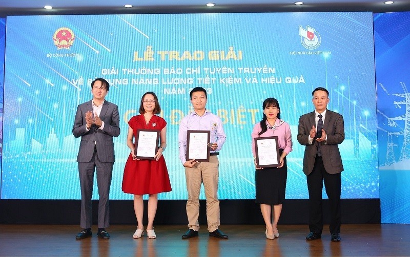 Nhan Dan Newspaper journalists win special prize of press award on economical and efficient use of energy