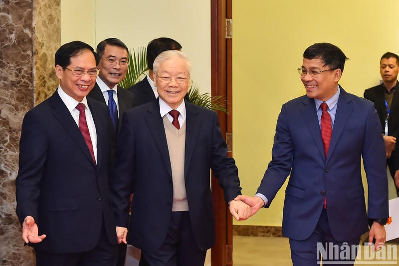Leaders of the Ministry of Foreign Affairs welcome Party General Secretary Nguyen Phu Trong at the opening ceremony of the 32nd National Diplomatic Conference.