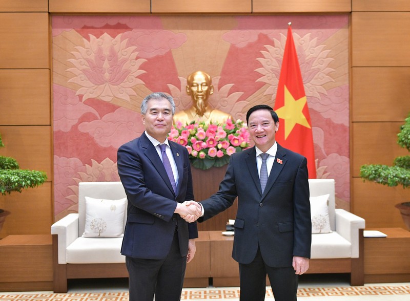 NA Vice Chairman Nguyen Khac Dinh (R) and Chairman of the Seoul Metropolitan Council Kim Hyeon-ki at the meeting in Hanoi on December 19. (Photo: quochoi.vn)