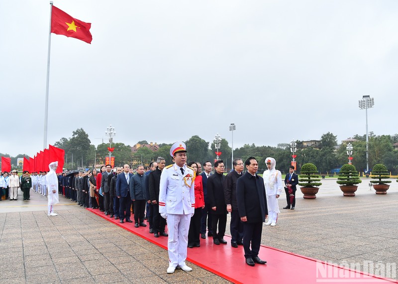 Delegation of foreign ministry and chiefs of Vietnamese representative agencies abroad pay homage to President Ho Chi Minh.