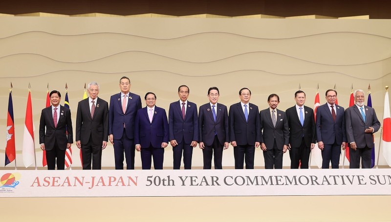 Japanese PM Kishida Fumio and heads of ASEAN delegations to Commemorative Summit for the 50th Year of ASEAN-Japan Friendship and Cooperation (Photo: VNA)