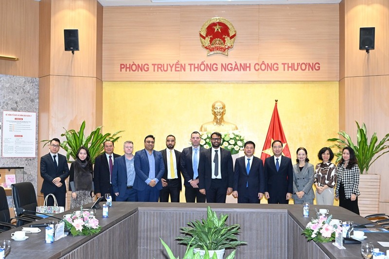 Minister of Industry and Trade Nguyen Hong Dien (fifth from right), other Vietnamese officials, and representatives of Sirius International Holding at the meeting in Hanoi on December 19 (Photo: moit.gov.vn)
