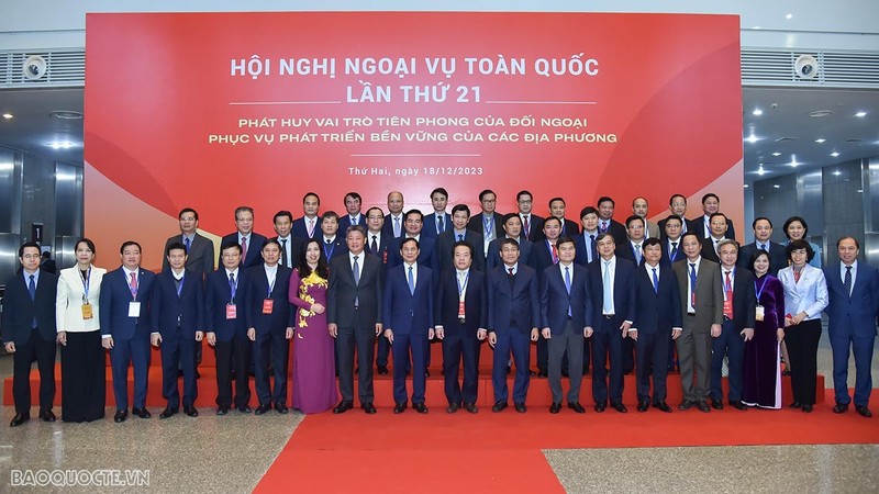 Delegates to the 21st conference on foreign affairs in a group photo. (Photo: baoquocte.vn)