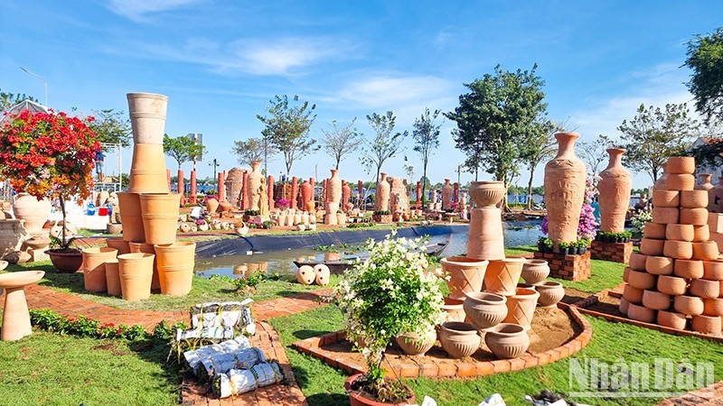 Park introduces essence of red pottery-making craft in Vinh Long 
