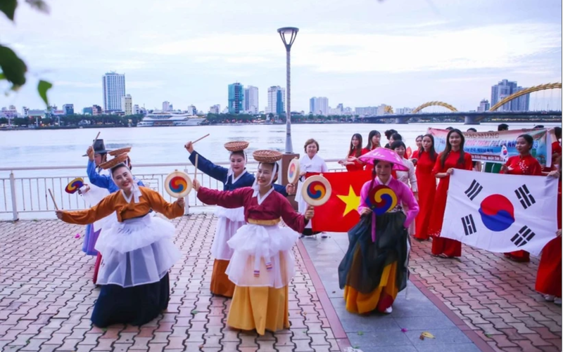 A cultural exchange activity is held in Da Nang city to promote tourism linkage with the RoK. (Photo: VNA)