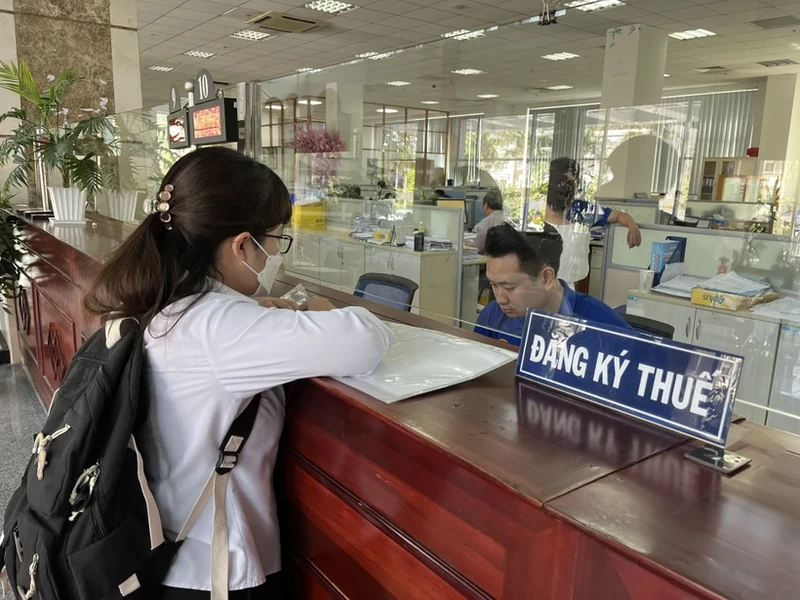 Staff at the Hanoi Tax Department. (Photo: VNA)