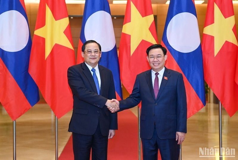 National Assembly Chairman Vuong Dinh Hue (R) welcomes Lao Prime Minister Sonexay Siphandone in Hanoi on January 7 (Photo: VNA)