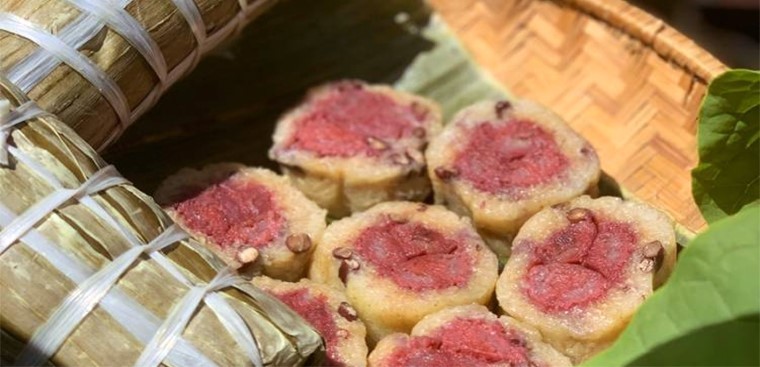 Hau Giang’s cylindrical sticky rice cake stuffed with banana: A culinary delight for Tet festival