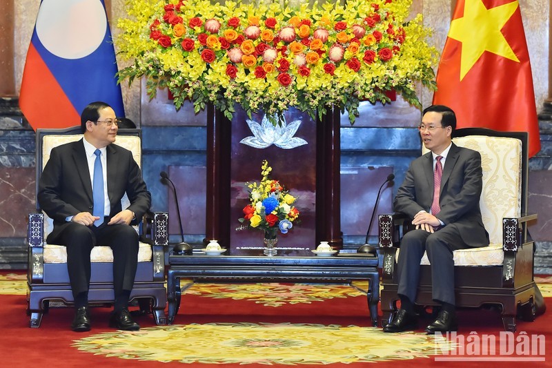 Vietnamese President Vo Van Thuong (R) hosts visiting Lao Prime Minister Sonexay Siphandone in Hanoi on January 6 (Photo: NDO)