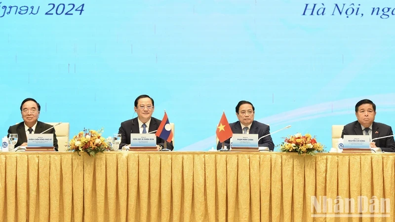 Vietnamese Prime Minister Pham Minh Chinh and his Lao counterpart Sonexay Siphandone co-chair a Vietnam-Laos investment cooperation conference in Hanoi on January 7 (Photo: NDO)
