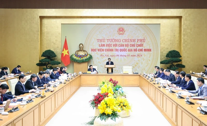 Prime Minister Pham Minh Chinh works with leaders of Ho Chi Minh National Academy of Politics (Photo: VNA)