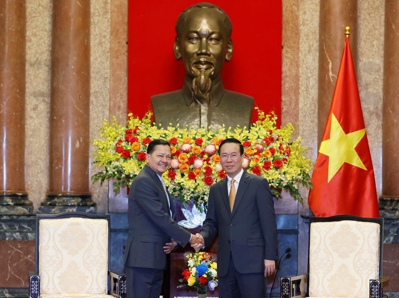 President Vo Van Thuong (R) receives Cambodian Deputy Prime Minister Neth Savoeun (Photo: VNA) 