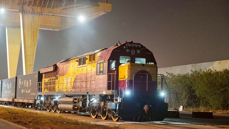 A Chinese freight train departs for Vietnam (Photo: people.com.cn)