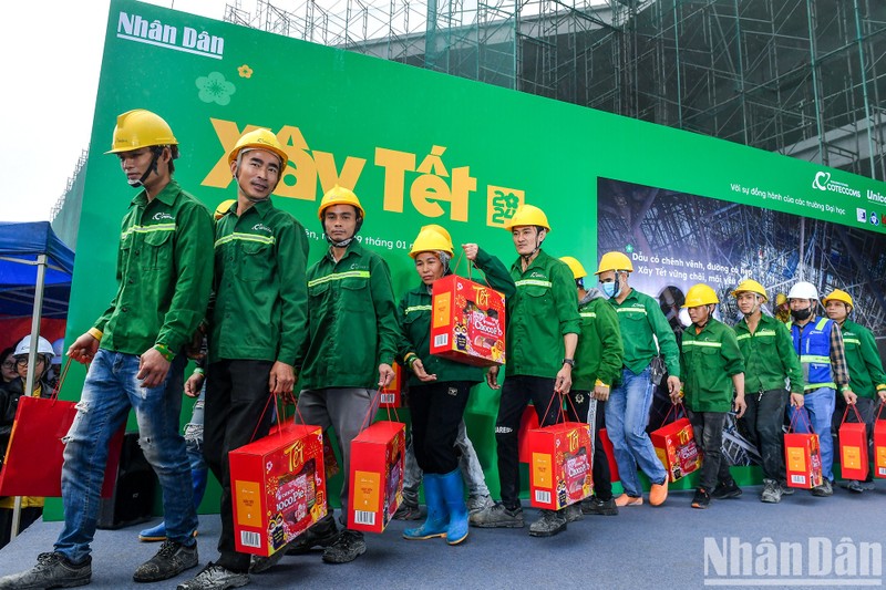 Gifts presented to construction workers ahead of Tet holiday 