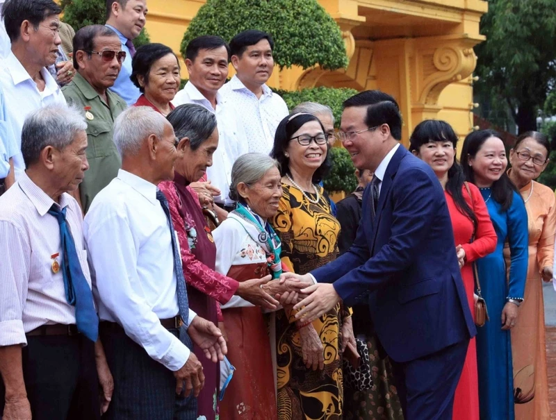 President Vo Van Thuong greets revolutionary contributors from Tra Vinh Province at a meeting in Hanoi in September 2023 (Photo: VOV)