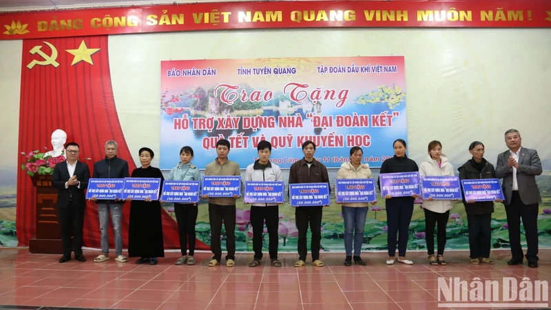 Gifts presented to disadvantaged households in Thuong Lam Commune.