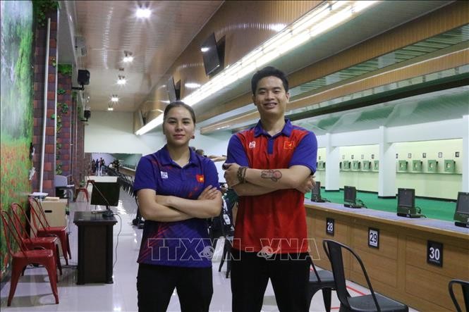 Pham Quang Huy and Trinh Thu Vinh (left) top the 10m Air Pistol Mixed Team event on January 9. (Photo: VNA)