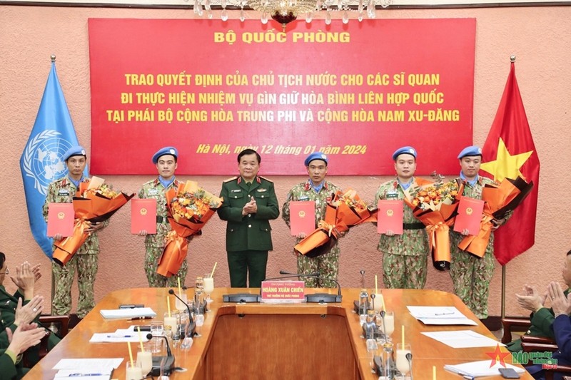 Deputy Minister of National Defence Sen. Lieut. Gen Hoang Xuan Chien presents the decision to officers (Photo: qdnd.vn)