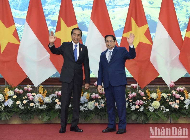 Vietnamese Prime Minister Pham Minh Chinh (R) and Indonesian President Joko Widodo meets in Hanoi on January 12. (Photo: NDO)