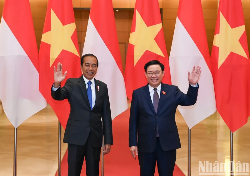 NA Chairman Vuong Dinh Hue (R) and Indonesian President Joko Widodo in Hanoi on January 12. (Photo: NDO)