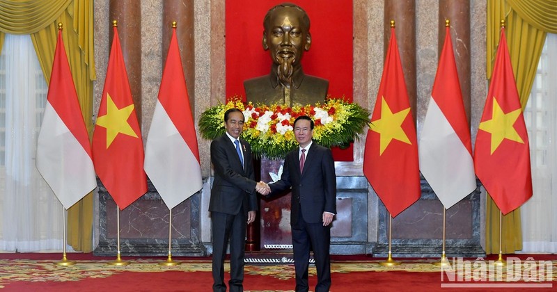 President Vo Van Thuong (R) and his Indonesian counterpart Joko Widodo (Photo: NDO)