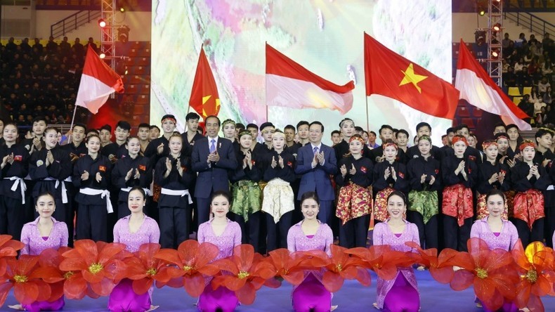 President Vo Van Thuong and his Indonesian counterpart Joko Widodo in a joint photo with athletes and artists at the programme in Hanoi on January 12 (Photo: VNA)