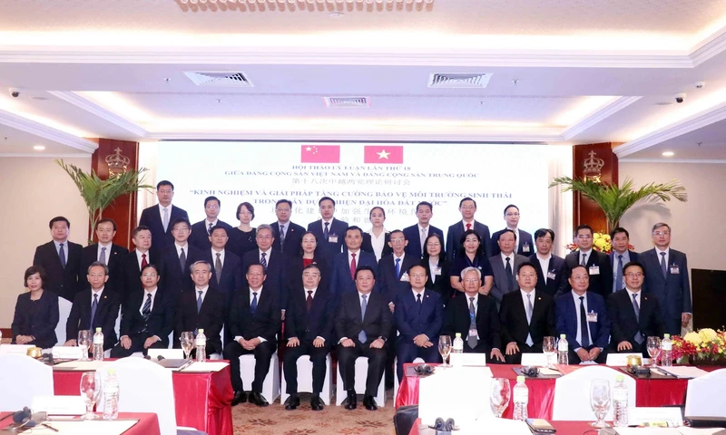CPV and CPC officials pose for a group photo at the 18th theoretical workshop in HCM City on January 12. (Photo: VNA)