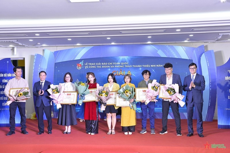 First prize winners honoured at the ceremony (Photo: qdnd.vn)