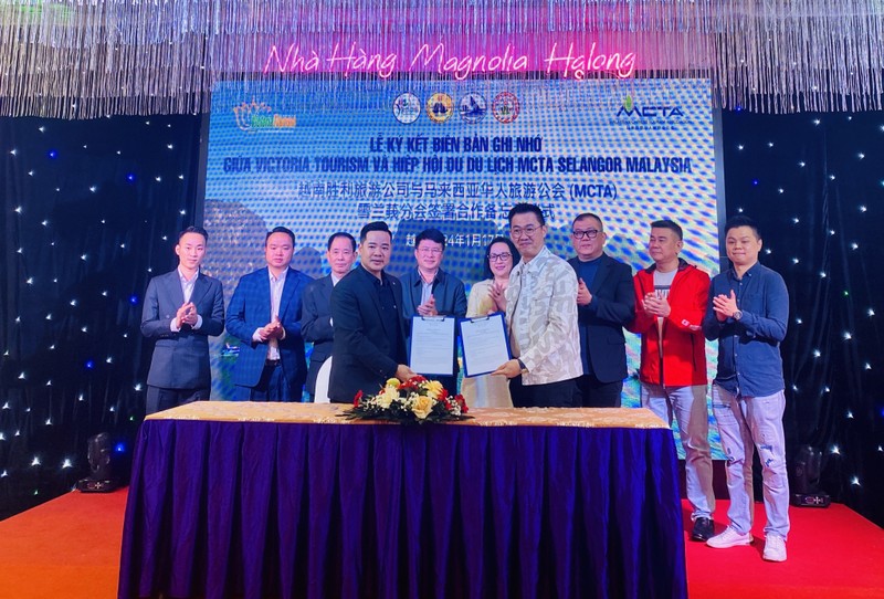 Victoria Tourism and Malaysia's Chinese Tourism Association sign a memorandum of understanding, establishing a long-term cooperative relationship between the two sides to promote tourist destinations in Quang Ninh province (Photo: baoquangninh.vn)