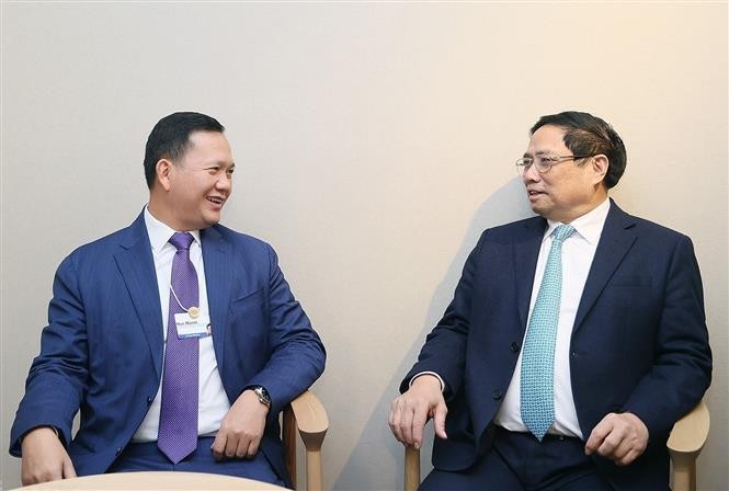 Prime Minister Pham Minh Chinh (R) meets Cambodian Prime Minister Hun Manet in Davos, Switzerland on January 17 (local time) (Photo: VNA)