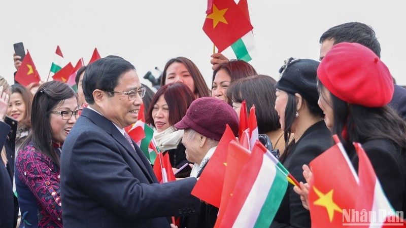 Prime Minister Pham Minh Chinh, his spouse, and the Vietnamese delegation are welcomed at Budapest Ferenc Liszt International Airport on January 18. (Photo: NDO)