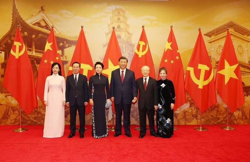 Party General Secretary Nguyen Phu Trong and his spouse, President Vo Van Thuong and his spose host a reception to welcome Chinese Party General Secretary and President Xi Jinping and his spouse in Hanoi on December 12, 2023. (Photo: VNA)