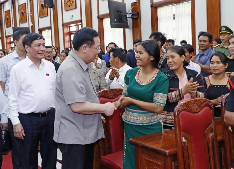 National Assembly Chairman Vuong Dinh Hue (L) at a meeting with social policy beneficiaries, officers, soldiers, and disadvantaged labourers in Gia Lai on January 26, 2024.(Photo: VNA)