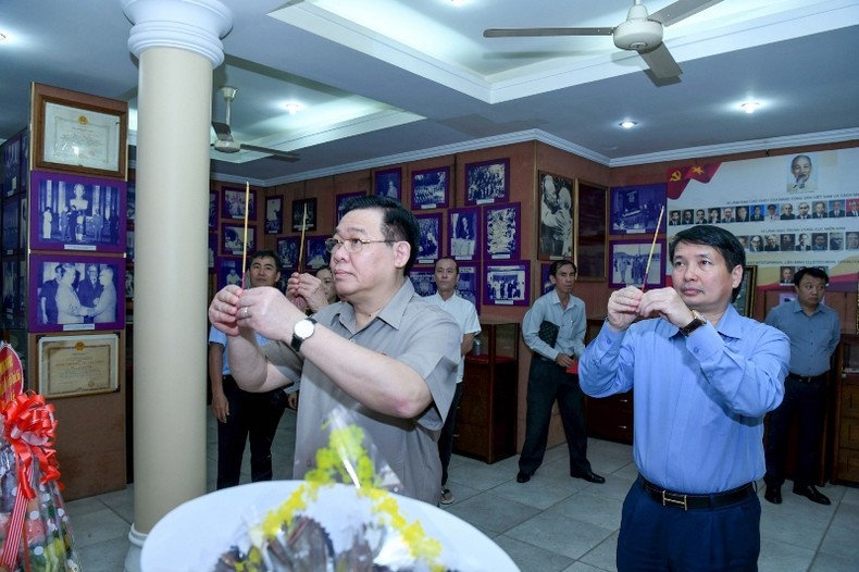 NA Chairman Vuong Dinh Hue commemorates former NA leader Nguyen Huu Tho (Photo: Lam Hien)