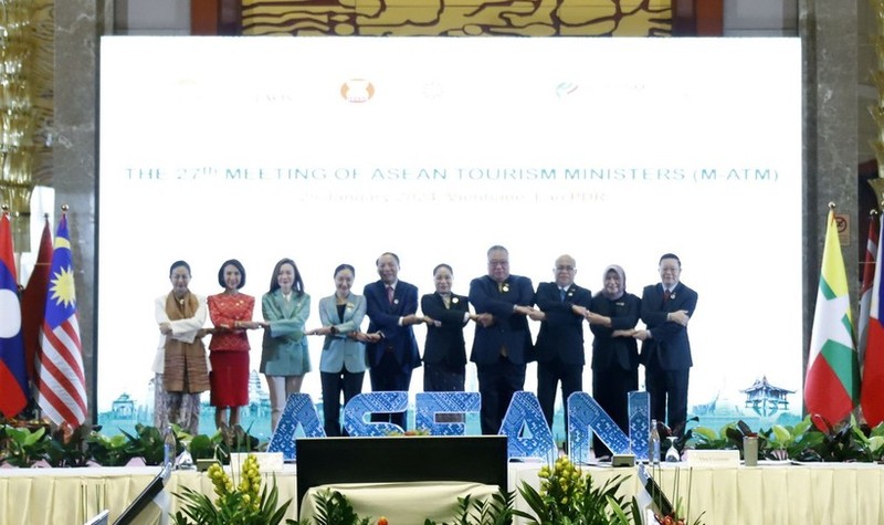 Participating ASEAN ministers pose for a group photo (Photo: VNA)