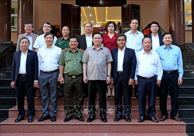 National Assembly Chairman Vuong Dinh Hue (C, front row) and members of the Gia Lai provincial Party Committee's Standing Board (Photo: VNA)