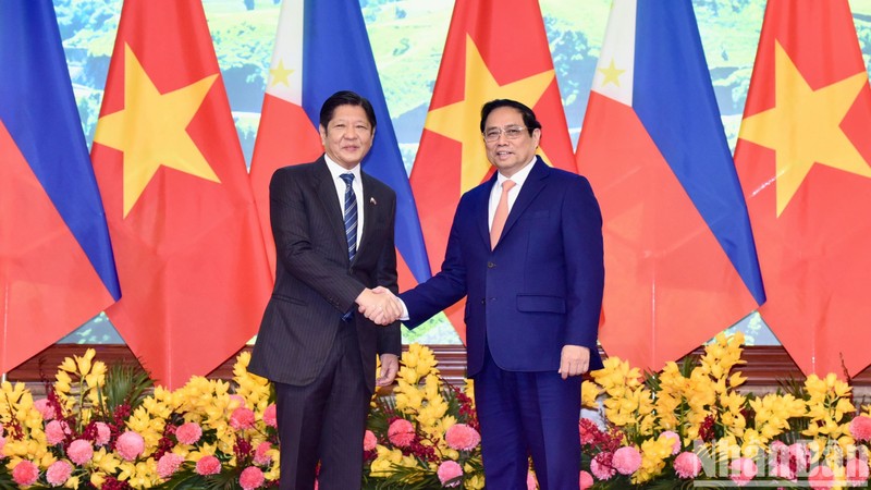 Prime Minister Pham Minh Chinh (R) and Philippine Ferdinand Romualdez Marcos Jr.