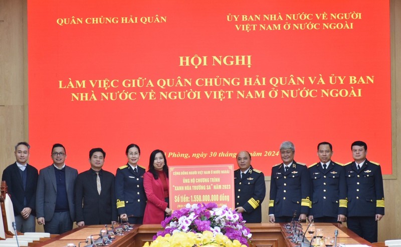 Deputy Minister of Foreign Affairs Le Thi Thu Hang on January 30 presented the Navy High Command with 1.55 billion VND donated by overseas Vietnamese to a programme on greening Truong Sa (Photo: thoidai.com.vn)