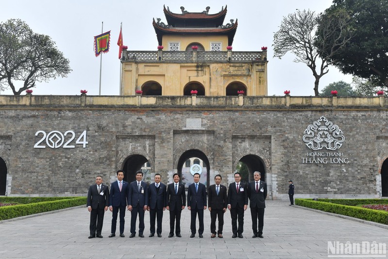 President Vo Van Thuong (sixth from left) and Philippine President Ferdinand Romualdez Marcos Jr. (fifth from left) visit the Thang Long Imperial Citadel on January 30. (Photo: NDO)