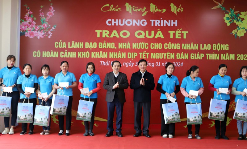 NA Vice Chairman Nguyen Khac Dinh (fifth from right) presents Tet gifts to disadvantaged workers at the Dragon Textiles 2 Co. Ltd in Thai Binh province on January 30. (Photo: VNA)