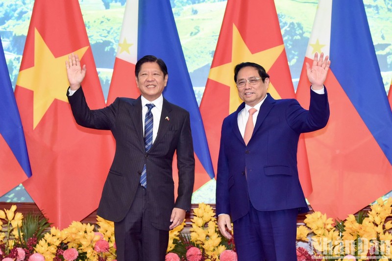 Prime Minister Pham Minh Chinh (R) welcomes Philippine President Ferdinand Romualdez Marcos Jr. (Photo: NDO)