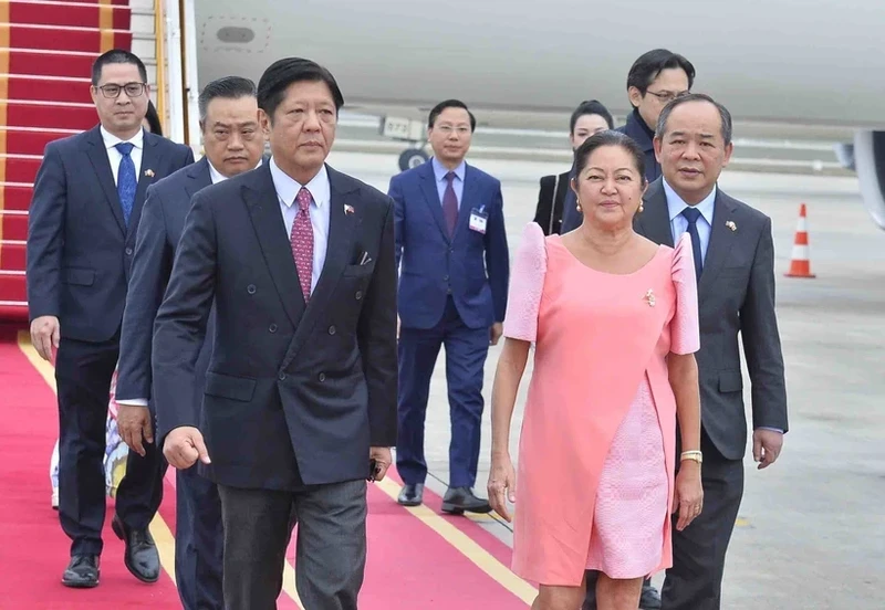 Philippine President Ferdinand Romualdez Marcos Jr. and his spouse arrive at Noi Bai International Airport in Hanoi. (Photo: VNA)