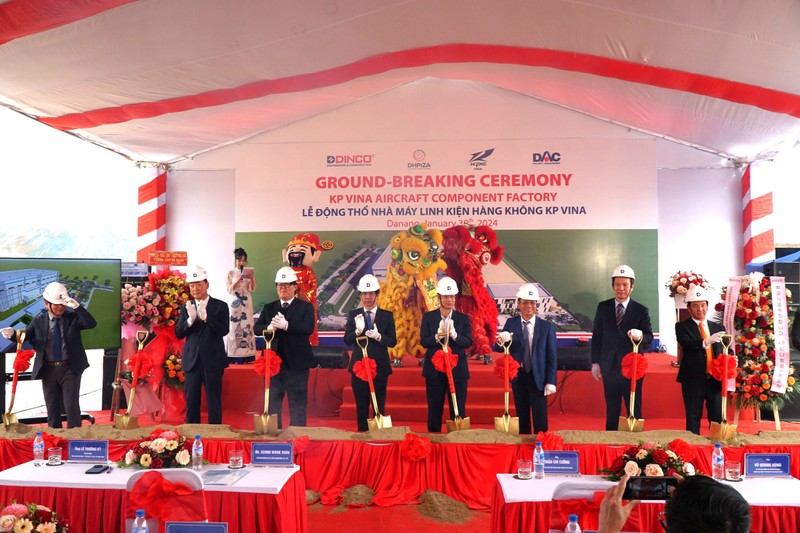 Representatives from authorities and investors at the ground-breaking ceremony. (Photo: congthuong.vn)