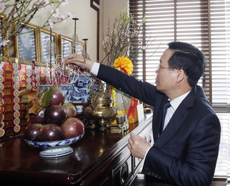 President Vo Van Thuong offers incense to commemorate comrade Truong Chinh. (Photo: VNA) 