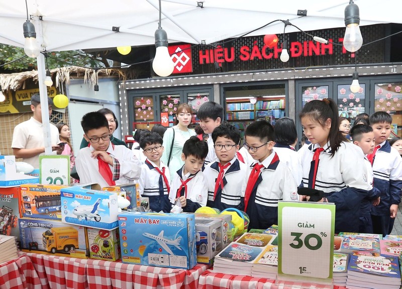 Children visit a book stall at the programme (Photo: hanoimoi.vn)
