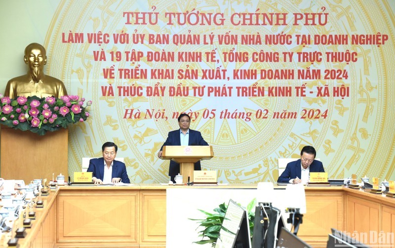 Prime Minister Pham Minh Chinh (standing) addresses the working session with the Commission for Management of State Capital at Enterprises (CMSC) and 19 groups and corporations under the commission's management on February 5 (Photo: NDO)