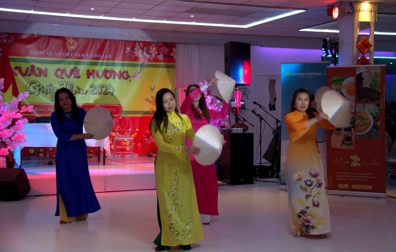 A performance at the Lunar New Year event held by the Vietnamese Embassy in the Netherlands (Photo: VNA)